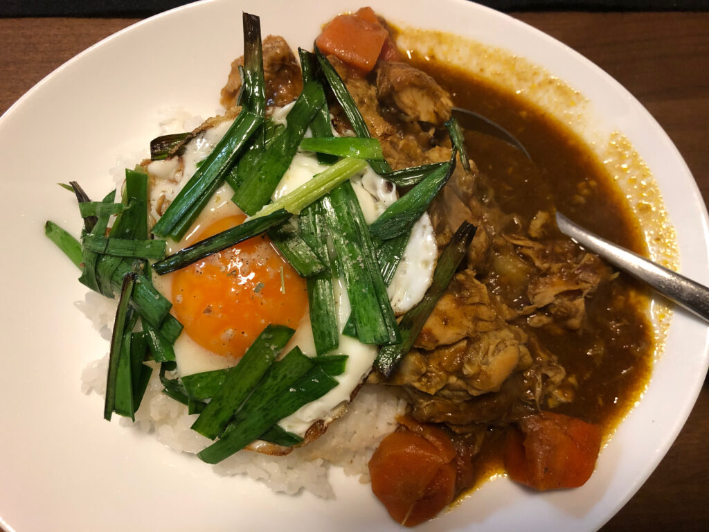 チキンカレー、ニラと目玉焼き